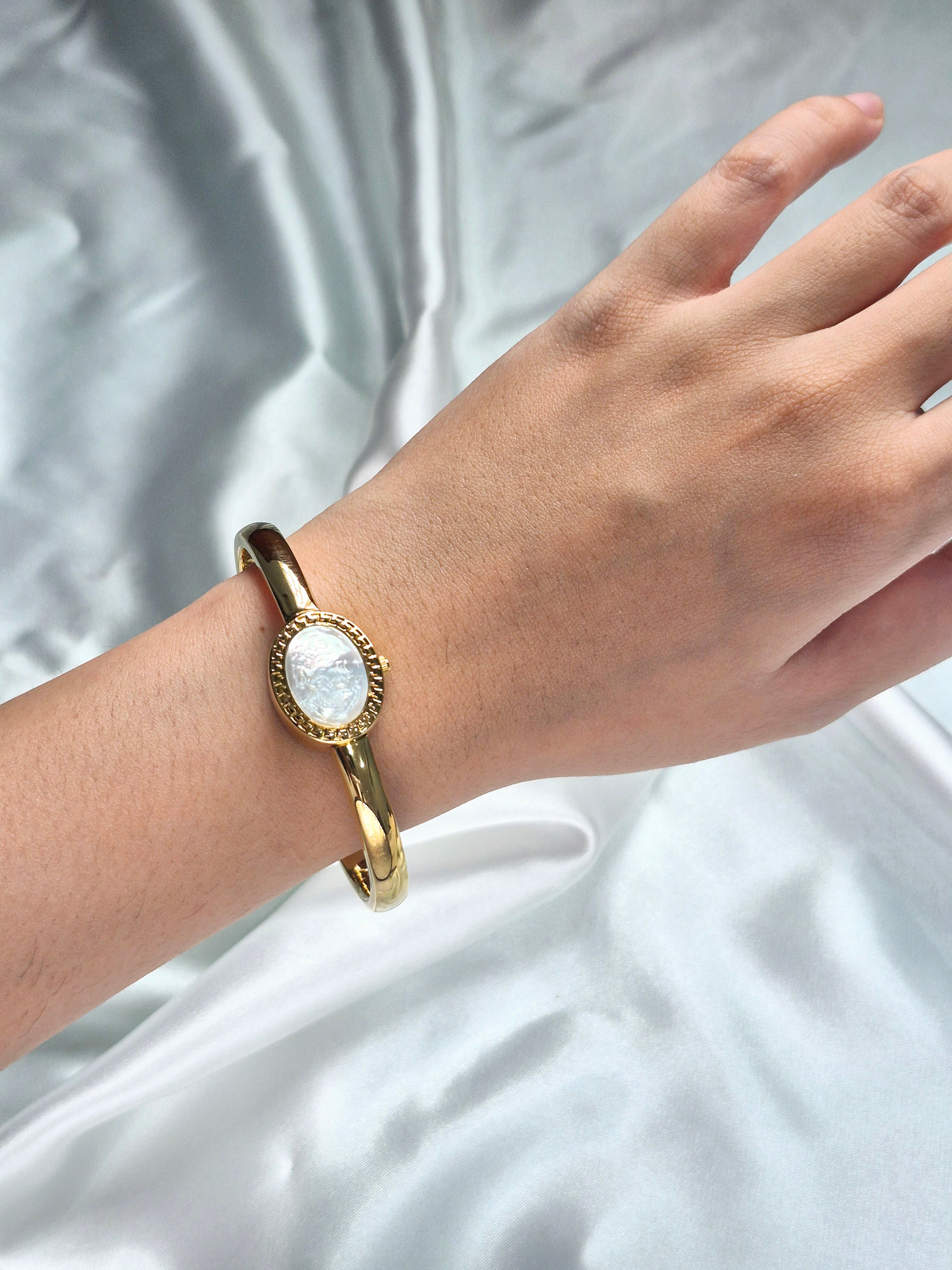 Pearl Cameo Italia Vintage Bangle Watch – Mother of Pearl Queen Cameo – Gold Tone Jewelry Watch