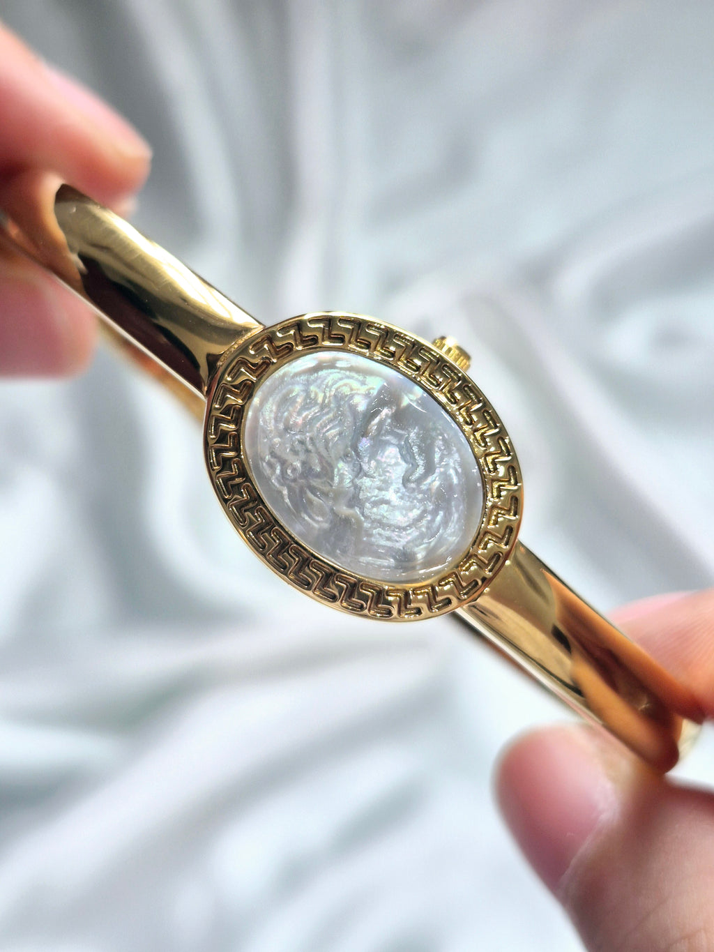 Pearl Cameo Italia Vintage Bangle Watch – Mother of Pearl Queen Cameo – Gold Tone Jewelry Watch